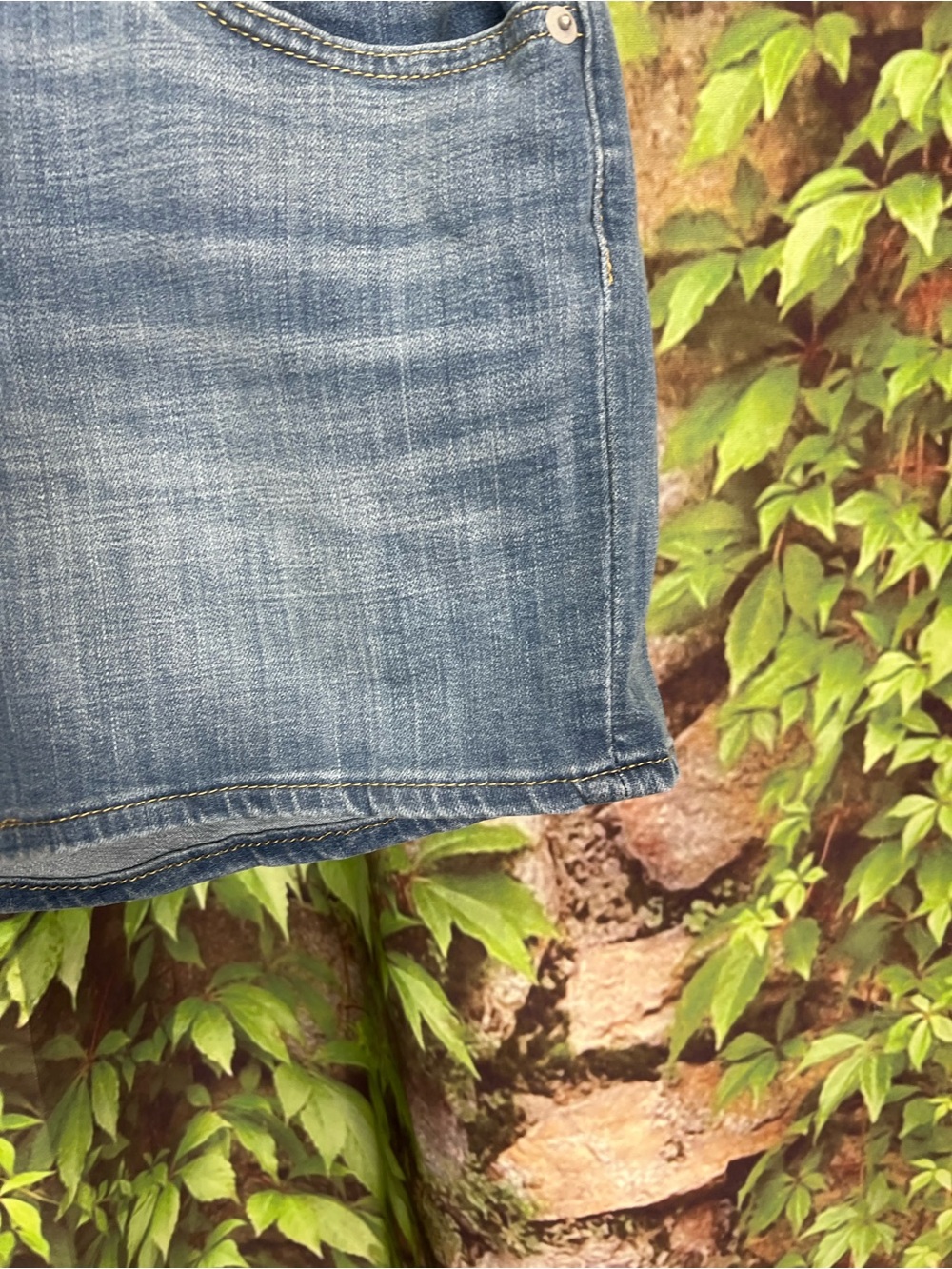 LEVI'S Mid-Length Medium Wash Classic Five Pocket Summer Shorts, 27 - Picture 8 of 14